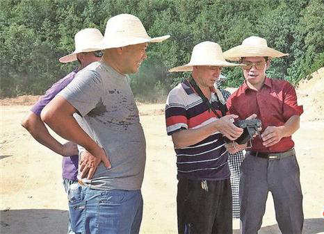 无人机培训到田头,农民“飞手”上线(图1) 无人机培训到田头,农民“飞手”上线(图1)